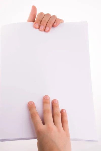 Рука держит белый чистый лист бумаги — стоковое фото