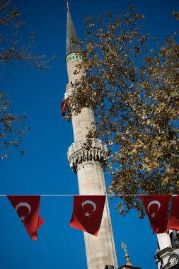Bir ip ile bir minare sokakta Türk ulusal bayrak dayan