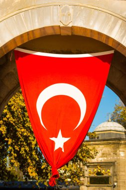 Bir ip bir binada Türk ulusal bayrak dayan