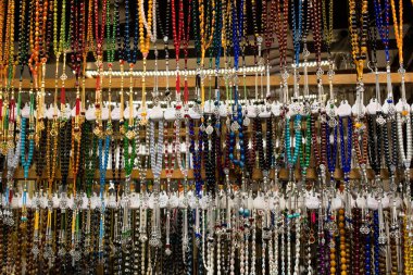 Çeşitli renkteki dua eden boncuk ayarla