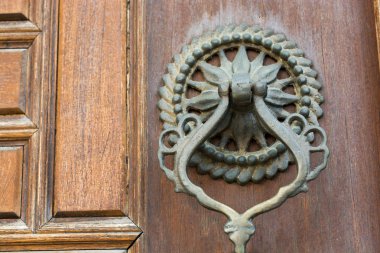 Metalden yapılmış eski el yapımı sedirli kapı tokmağı