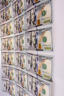 Beyaz zemin üzerine yerleştirilmiş Amerikan 100 dolarlık banknotlar