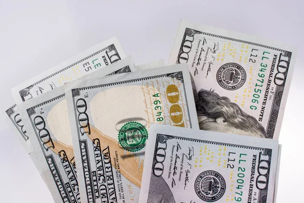Amerikanska 100 dollar sedlar placeras på vit bakgrund — Stockfoto