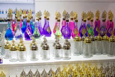  Boş renkli küçük şeffaf şişelerde Osmanlı kümesi