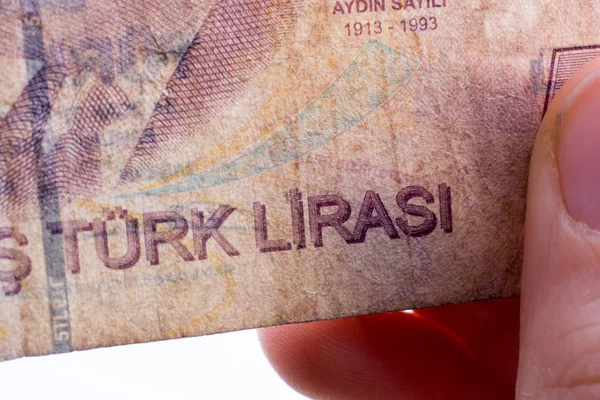 Держа в руках банкноту Туркш Лира — стоковое фото