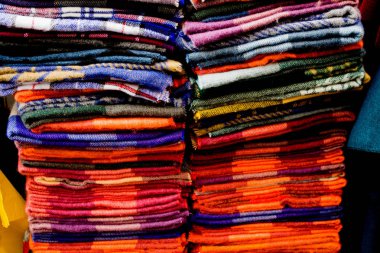 Çeşitli renk ve türü kumaş örnekleri
