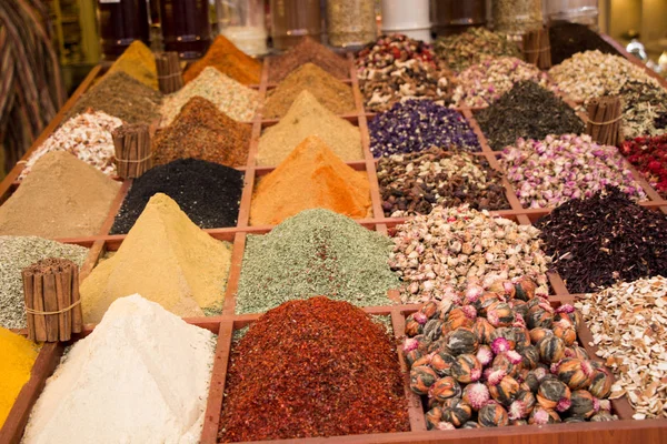 Przyprawy i herbaty na Spice Market w mieście Stambuł — Zdjęcie stockowe