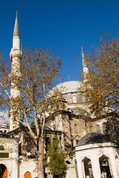 Minaret tureckie meczety w widoku — Zdjęcie stockowe