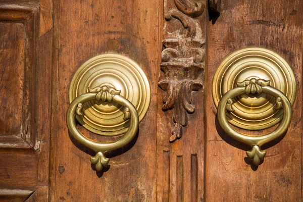 Vieux bouton de porte ottoman fait à la main en métal — Photo