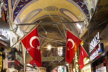 Sokakta bir ip üzerinde Türk bayrağı asmak 