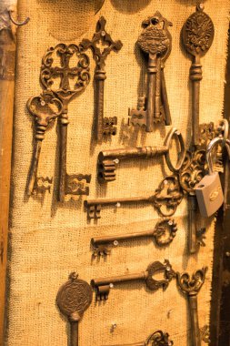 Retro bir duvarda asılı anahtarlar tarz