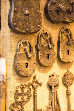 Tuşları ve bir duvarda asılı kilitler Retro tarz