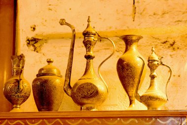 Oryantal tarzı antik metal kabı  