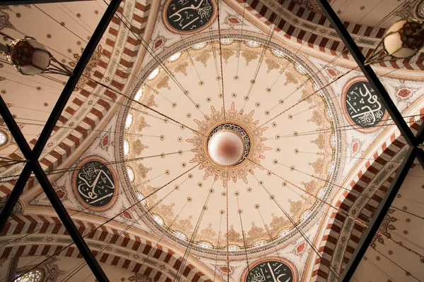 Vue intérieure du dôme dans l'architecture ottomane en Turquie — Photo