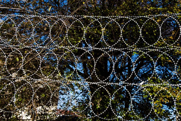 Clôture en fil de fer barbelé à des fins de protection d'une propriété — Photo