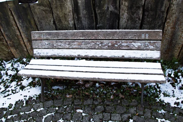 Wooden park bench at a park — Stock Photo, Image