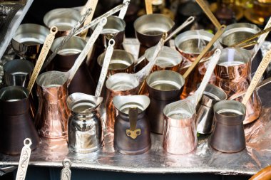  Geleneksel şekilde metalden yapılmış Türk kahve demlikleri