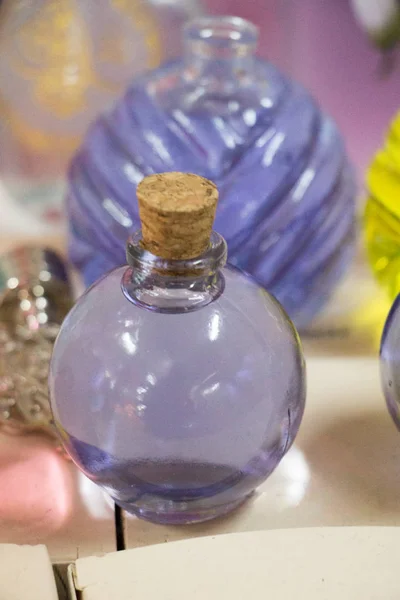 Tomme små gennemsigtige farve flasker - Stock-foto