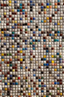 Beton duvar ile renkli mozaik kaplı