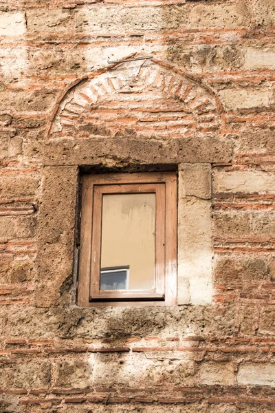 Alte Fensterarchitektur aus den Ruinen von Istanbul — Stockfoto