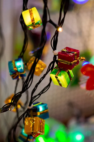 Świąteczne Imprezowe Lampki Postaci Kolorowych Pudełek — Zdjęcie stockowe