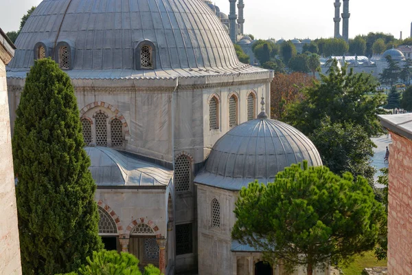 Внешний вид купола в турецкой архитектуре — стоковое фото
