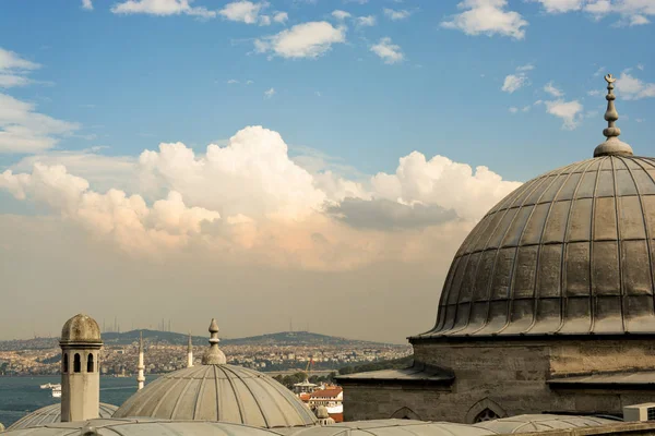 Außenansicht der Kuppel in osmanischer Architektur in der Türkei — Stockfoto