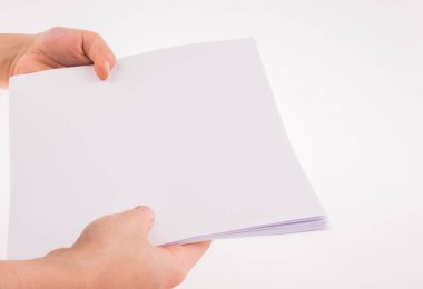 Bir beyaz boş sayfa tutan el