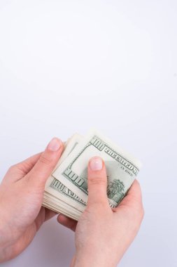 Amerikan Doları banknot beyaz arka plan üzerinde tutan eller