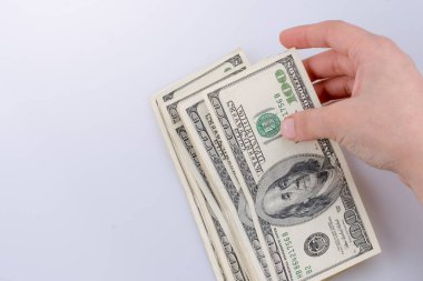 Amerikan Doları banknot beyaz arka plan üzerinde tutan eller