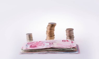 Türk Lirası sikke ve banknot beyaz arka plan üzerinde yan yana