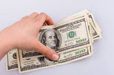 Amerikan Doları banknot beyaz arka plan üzerinde tutan eller
