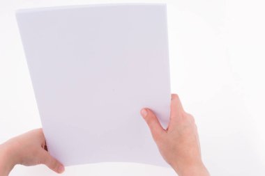 Bir beyaz boş sayfa tutan el