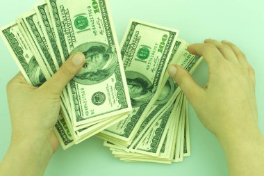 Amerikan Doları banknot beyaz arka plan üzerinde tutan eller