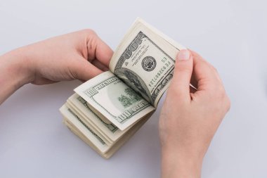 Amerikan Doları banknot beyaz arka plan üzerinde tutan eller