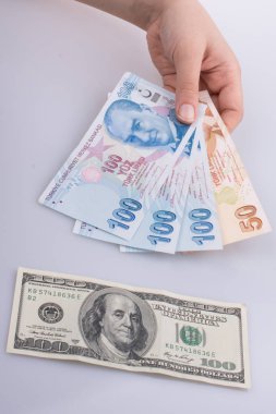 Turksh Lirası banknotlar Amerikan Doları banknot yan tarafından holding eller arka plan beyaz