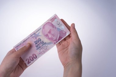 Turksh Lirası banknot elinde tutan el