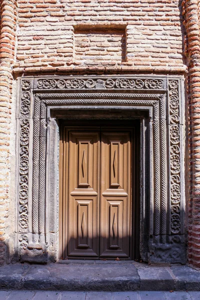 Porta de madeira estilo antigo de um edifício antigo — Fotografia de Stock
