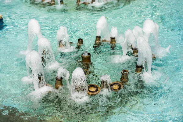 喷泉喷出苏打水在公安条例 》 — 图库照片