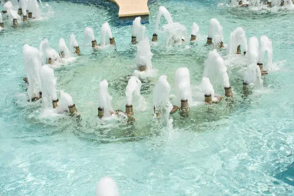 Die Fontänen sprudeln sprudelndes Wasser in einem poo — Stockfoto