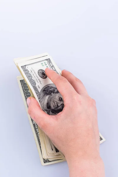 Банкноты американского доллара на белом фоне — стоковое фото
