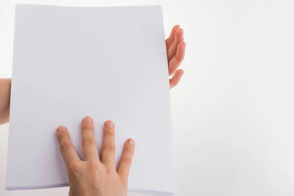 Hand met een witte blanco vel papier — Stockfoto