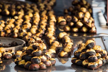 Satılık sıcak bir ateşte kavrulmuş organik kahverengi kestane