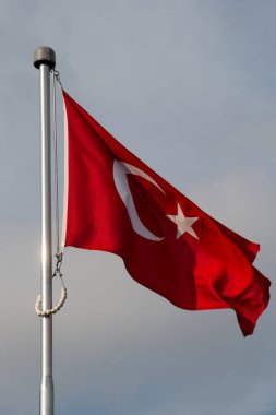 Türk ulusal bayrağı direğe asılı 