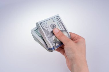 Amerikan Doları banknot beyaz arka plan üzerinde tutan eller