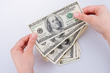 Amerikan Doları banknot beyaz arka plan üzerinde tutan eller