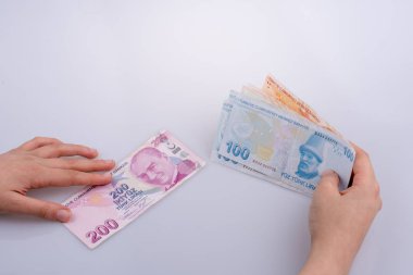 Turksh Lirası banknot elinde tutan el