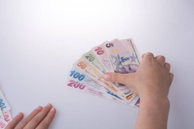 Turksh Lirası banknot elinde tutan el