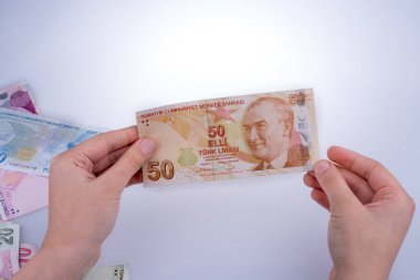 Turksh Lirası banknot elinde tutan el