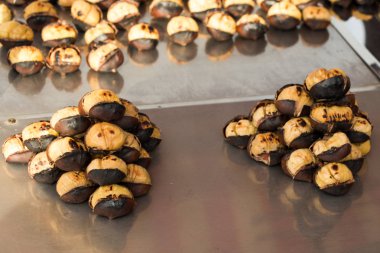 Satılık sıcak bir ateşte kavrulmuş organik kahverengi kestane